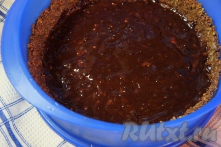 На дно основы для торта выложить ровным слоем домашнюю "нутеллу". Убрать в холодильник. Тем временем приготовим начинку.