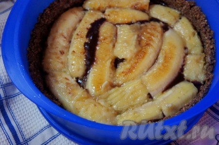 Бананы разрезать вдоль, поджарить на сковороде с добавлением сливочного масла и тростникового сахара. Выложить бананы поверх слоя "нутеллы", убрать в холодильник на время приготовления крема.