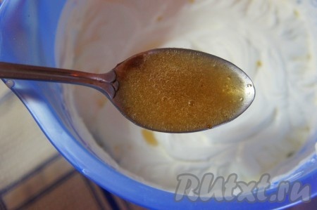 Желатин нагреть, но не кипятить. Добавить во взбитые сливки и перемешать.