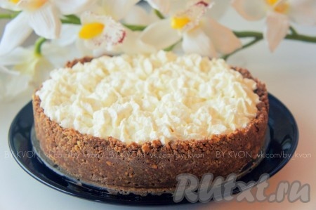 Торт с печеньем и бананами, украшенный сливками, убрать в холодильник на 2-3 часа.
