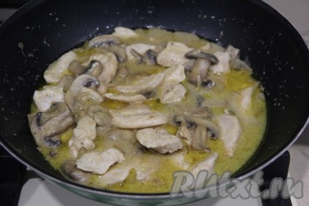 По истечении 15 минут куриное мясо, тушёное с грибочками в нежнейшем сливочном соусе, будет полностью готово.