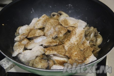 Посолить и всыпать специи по вкусу (я добавила специи для курицы).