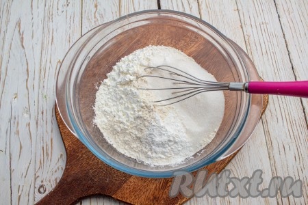 Добавьте сахар и кукурузный крахмал. Венчиком перемешайте сухие ингредиенты. Кукурузный крахмал можно заменить на картофельный. Можно крахмал и вовсе не добавлять, но тогда нужно добавить вместо крахмала такое же количество муки (в данном случае 1 столовую ложку).