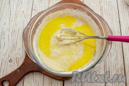 В тесто влейте 30 мл растительного (или не горячего растопленного сливочного) масла, хорошо перемешайте.