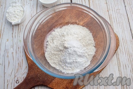 В миску просейте муку, соль и разрыхлитель.