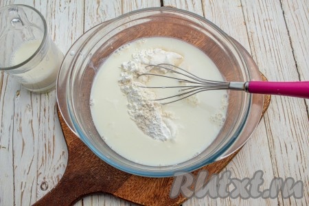 Молоко подогрейте, оно должно стать тёплым (подогревать удобно в микроволновке в течение 20 секунд или на плите). В миску с сухими ингредиентами понемногу вливайте молоко, при этом постоянно перемешивая тесто венчиком, таким образом тесто получится без комочков. Можно для перемешивания использовать миксер.