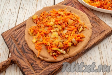 Теперь приступим к формированию рулетиков с начинкой, для этого на каждый печёночный блинчик выложите часть морковно-луковой начинки, равномерно распределяя её по поверхности блина. По желанию, можно смазать сверху начинку сметаной.