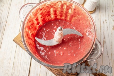 Куриную печень промойте, откиньте на сито, чтобы стекла лишняя влага, затем удалите все плёнки. Нарежьте её на небольшие кусочки. Выложите печёнку в чашу блендера и измельчите до однородности (можно измельчить и с помощью мясорубки или погружного блендера).