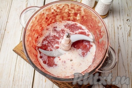 К печёночной массе добавьте яйца (если яйца крупные, добавьте 2 штуки, если яйца мелкие, то лучше добавить 3 штуки), влейте молоко комнатной температуры и снова пробейте в блендере (или перемешайте венчиком до однородности). Влейте растительное масло, всыпьте соль и просеянную муку. 