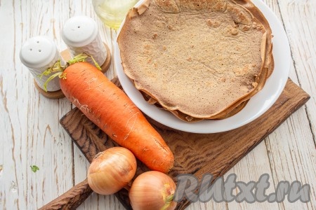 Теперь, когда блинчики готовы, можно заняться начинкой, для этого прежде всего очистите морковку с луком.