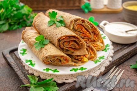 Вкусные, аппетитные, нежнейшие печёночные рулетики с начинкой из лука и моркови перед подачей можно нарезать пополам наискосок и сложить горочкой на тарелку (я именно так подала), а можно нарезать на небольшие рулетики и разложить в один слой на блюде срезом вверх.