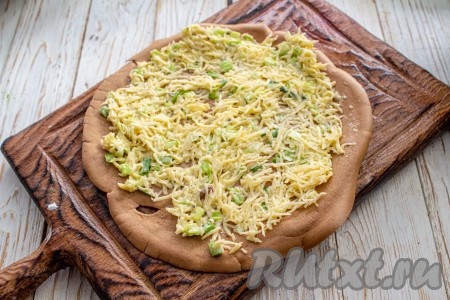 На печёночный блин выложите ровным слоем часть сырно-чесночной начинки.