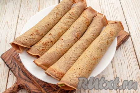 Сверните печёночный блин рулетиком. Аналогично подготовьте все рулетики.