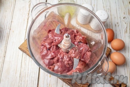 Печёнку я измельчила до однородности в блендере (можно кусочки печёночки пропустить и через мясорубку). Затем к печёночной массе добавьте яйца, растительное масло, молоко комнатной температуры и ещё раз пробейте до однородности (или, если готовите не в блендере, просто тщательно перемешайте венчиком).