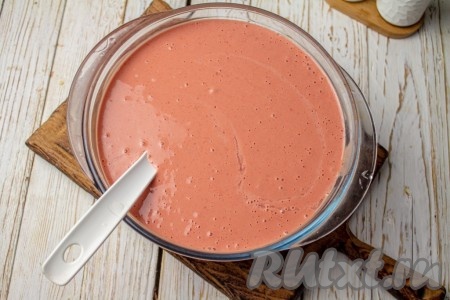 В результате должно получиться не густое, но и не жидкое, однородное печёночное тесто, по консистенции оно будет напоминать тесто для обычных блинов.