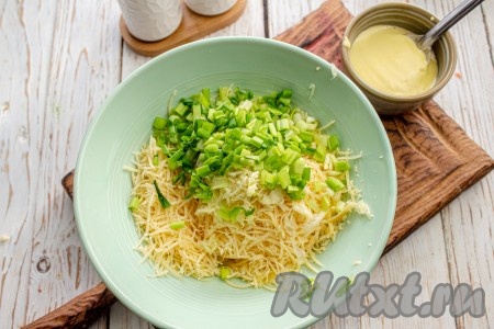 Сыр и чеснок натрите на мелкой тёрке, выложите в миску, добавьте мелко нарезанный зелёный лук, перемешайте, добавьте чёрный молотый перец, майонез и соль, хорошо перемешайте и начинка для печёночных блинов полностью готова.