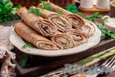 Очень вкусные, нежнейшие, аппетитные печёночные рулетики с творожным сыром можно подать к столу, нарезав на небольшие кусочки или разрезав каждый рулетик пополам наискосок.