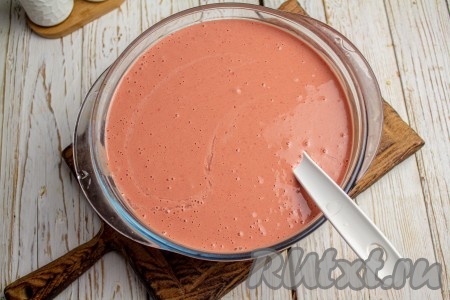 Тесто для печёночных блинов должно быть не жидким, но и не густым, по консистенции оно получается, как обычное блинное тесто.