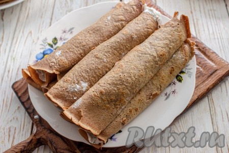 Сверните рулетиком. Так подготовьте все рулетики.