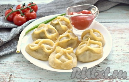 Вкусные и сочные манты с мясом и грибами готовы, подаём их горячими с томатным или любым другим любимым соусом.