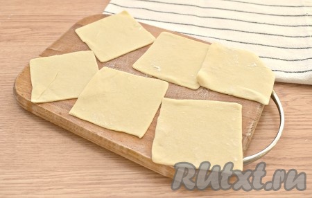 Тесто делим на 2 или 3 куска. Раскатываем каждый кусок в тонкий пласт толщиной, примерно, 2 мм. Вырезаем квадратные заготовки (сторона каждой заготовки 8 см или немного больше).