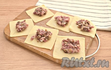 Помещаем в центр квадратной заготовки неполную столовую ложку начинки.