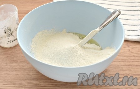 В эту смесь просеиваем муку, сразу вмешивая её в жидкость вначале ложкой.