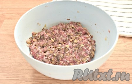 Перемешиваем и начинка для мантов из фарша и грибов готова.