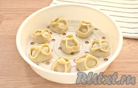 Часть слепленных мантов я отварила на пару в мультиварке, выложив их на поддон, смазанный маслом, и выставив режим «На пару», время приготовления - 30 минут. Остальные манты заморозила, выложив их в один слой на доску, припылённую мукой.