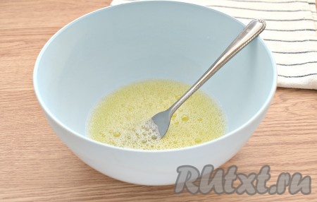 В первую очередь замесим тесто для мантов, для этого разбиваем в миску яйцо, вливаем воду и добавляем щепотку соли. Вилкой ингредиенты перемешиваем так, чтобы получилась однородная смесь.