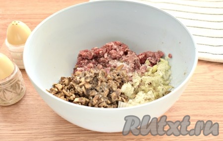 Фарш для приготовления мантов можно взять покупной, но лучше, если вы перекрутите кусочки мяса через мясорубку в домашних условиях. Очищаем половину луковицы и мелко нарезаем. В миску перекладываем мясной фарш, добавляем остывшие грибы и измельчённый лук, по вкусу солим и перчим.