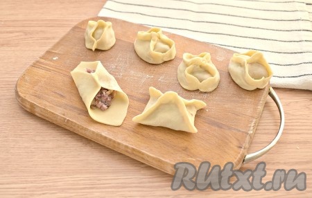 Скрепляем противоположные края, а затем их скругляем, придавая форму манта (как на фото).