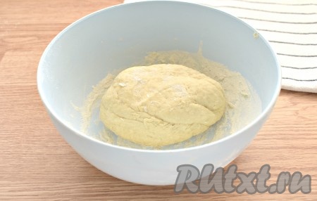 Затем продолжаем вымешивать тесто на столе, при необходимости подсыпая ещё муку. Тесто должно стать в меру тугим, легко отходить от ладоней и не липнуть к поверхности стола. Пока будем готовить начинку для мантов, тесто убираем в целлофановый мешочек и оставляем при комнатной температуре.