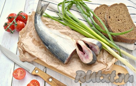 Вот так достаточно просто можно засолить в домашних условиях селёдку целиком. Угощайтесь!