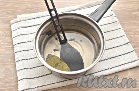 Специи с солью и сахаром заливаем 500 мл холодной воды и ставим ковшик на достаточно сильный огонь, доводим рассол до кипения, а затем провариваем его в течение 2-3 минут. Снимаем рассол с огня и полностью остужаем.