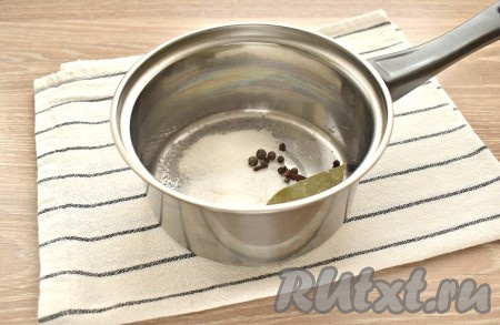 В первую очередь приготовим рассол, для этого в ковшик (или маленькую кастрюльку) всыпаем сахар и соль, добавляем горошины душистого перца, лавровый лист, гвоздику в бутонах, горошинки чёрного перца.