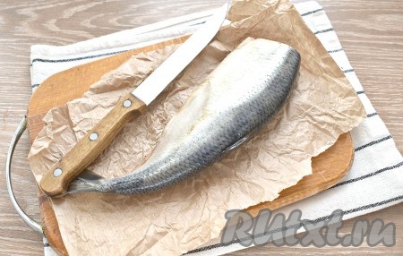 Готовую слабосолёную сельдь разделываем, удаляя внутренности и голову, нарезаем на кусочки и подаём на стол.