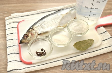 Подготовим нужные ингредиенты. Если рыба заморожена, то её следует разморозить на нижней полке холодильника.
