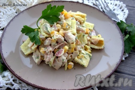 Салат с копчёной курицей, яичными блинчиками и кукурузой