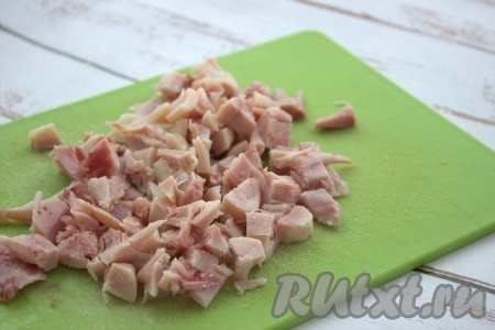 Копчёную курицу, отделённую от костей (кожу я тоже удалила), нарезать на небольшие кубики (или разобрать мясо на волокна).