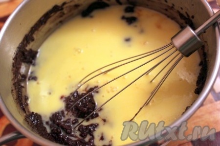 Яйца взбить с щепоткой соли, влить в тесто и перемешать.
