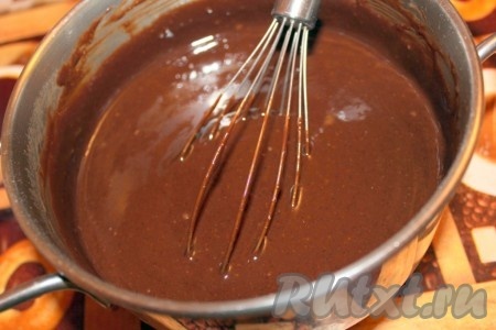 Получится шоколадное, глянцевое тесто, напоминающее по консистенции густую сметану. Перелить тесто в форму (у меня силиконовая прямоугольная форма, поэтому я её не смазывала), посыпать кусочками фиников и поставить кекс в тёплую духовку при температуре 180 градусов на 15 минут. Готовность можно проверить, воткнув в тесто зубочистку (зубочистка должна остаться сухой).
