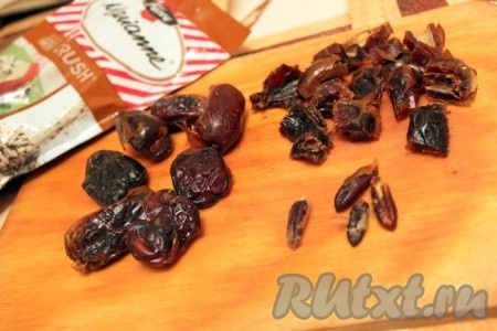 Приготовление кекса немного отличается от классического брауни. Финики нарезать на кусочки.
