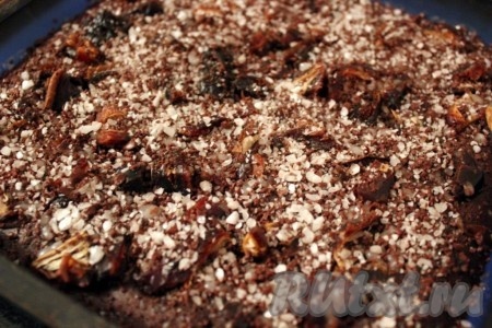 Затем готовый горячий кекс с финиками посыпать мятной карамельной крошкой.
