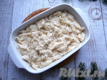 Поперчить, посыпать сухими травами.