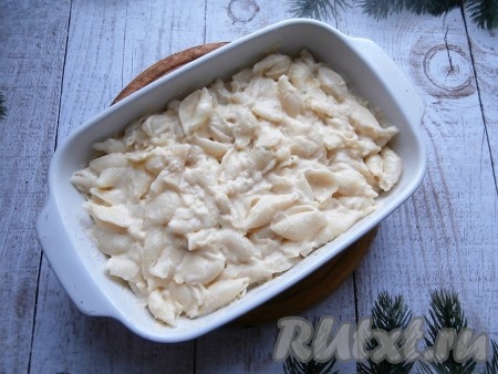 Форму (у меня размер 24 см х 17 см) хорошо смазать сливочным маслом и выложить макароны, разровнять.