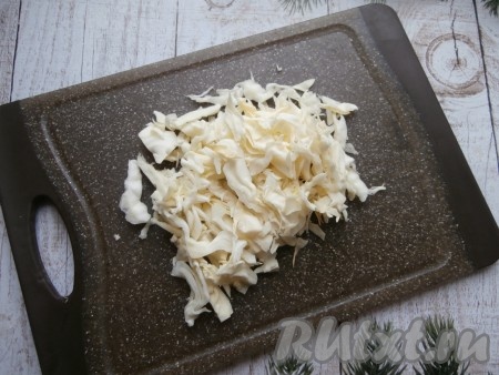 Капусту нарезать и немного помять её руками.