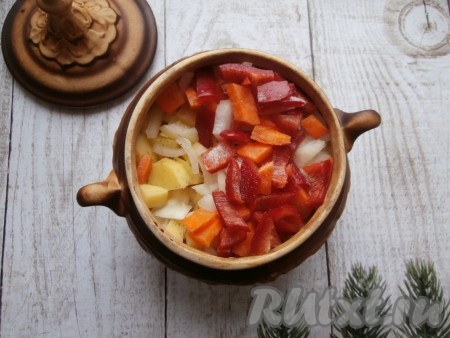 Далее распределить по горшочкам картофель, лук, морковь и болгарский перец. Посолить овощи сверху и поперчить.