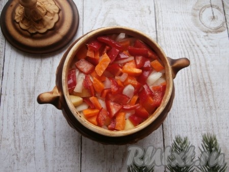 В каждый горшочек влить по 30 мл воды (по 2 столовые ложки).