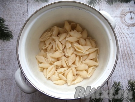 Макароны выложить в кастрюлю с кипящей подсоленной водой и отварить их в течение времени, указанного в инструкции на упаковке макаронных изделий, которые вы используете (обычно на отваривание требуется минут 7-9). Затем лишнюю воду слить. Для этого блюда нам потребуется 200 грамм отваренных макарон.